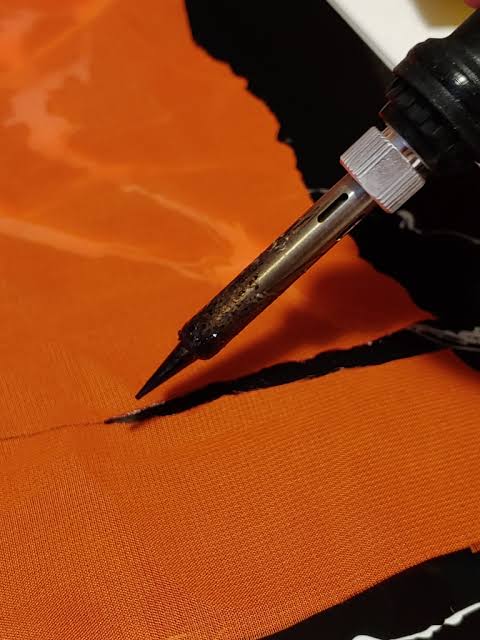 SOLDERING IRON WITH ADJUSTABLE TEMPERATURE CONTROL