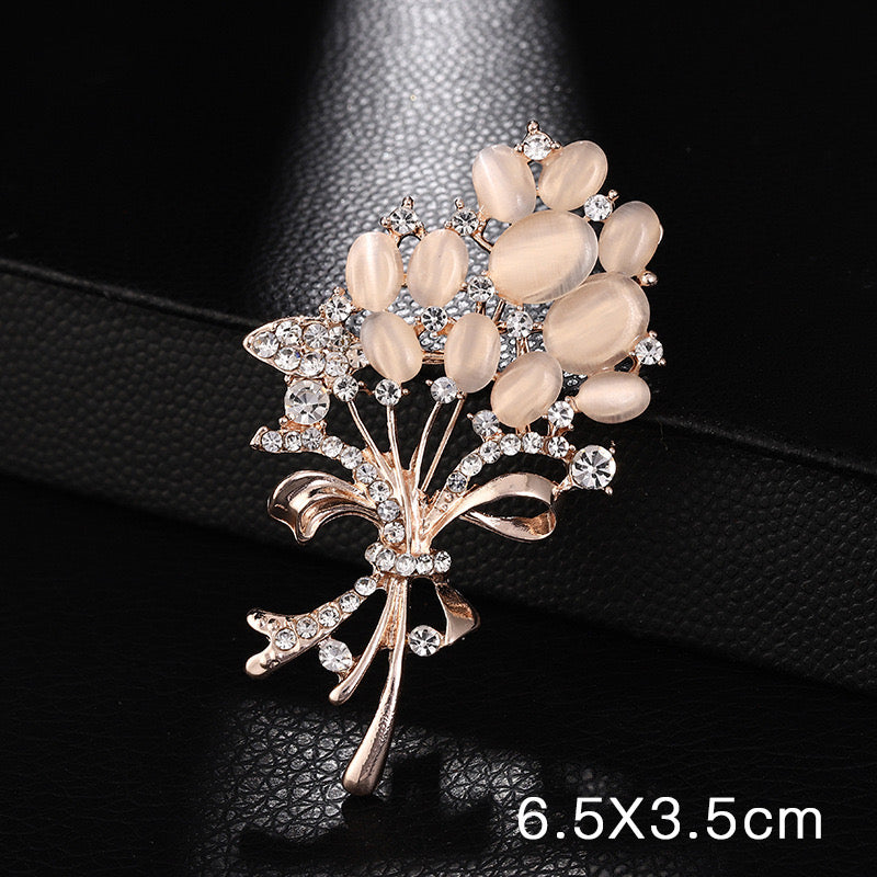 CRYSTAL METAL BROOCH