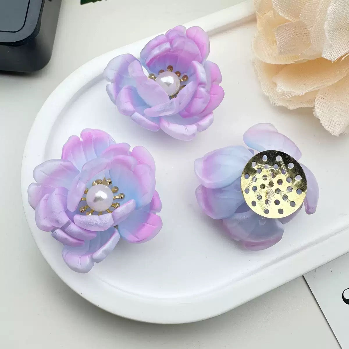 MOLDED PEARL CENTER FLOWER