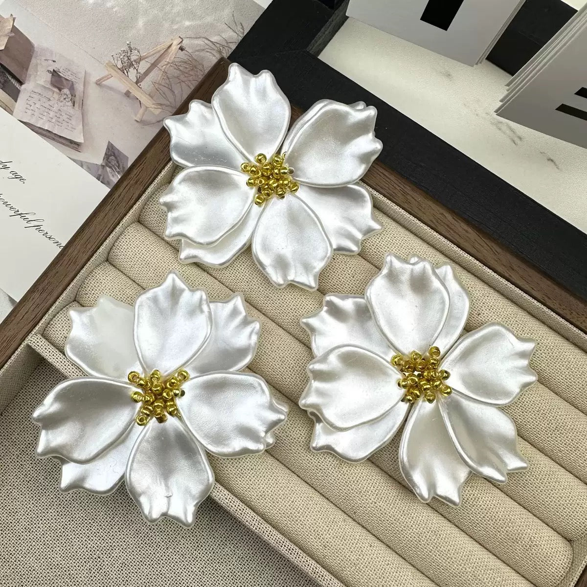 GLAZE ACRYLIC FLOWER APPLIQUE