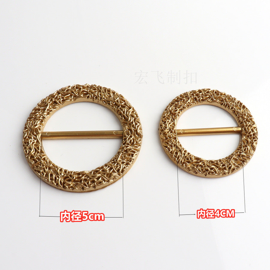 TEXTURED CIRCLE BUCKLE