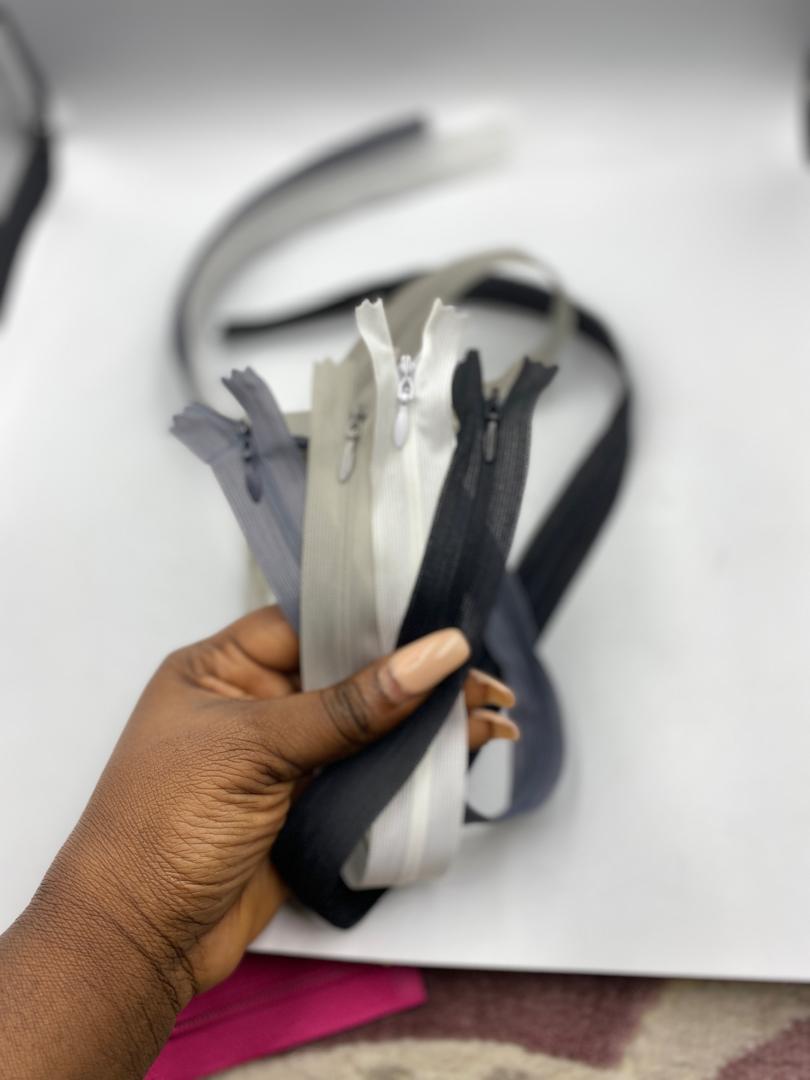 INVISIBLE ZIPPERS (ZIPS) 24 INCHES